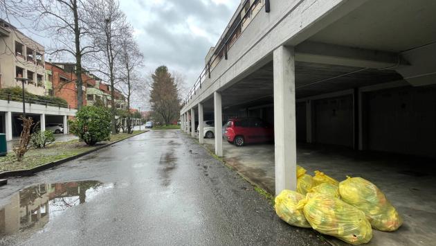 Via Montebello: i sacchi della plastica sono ancora in strada 
