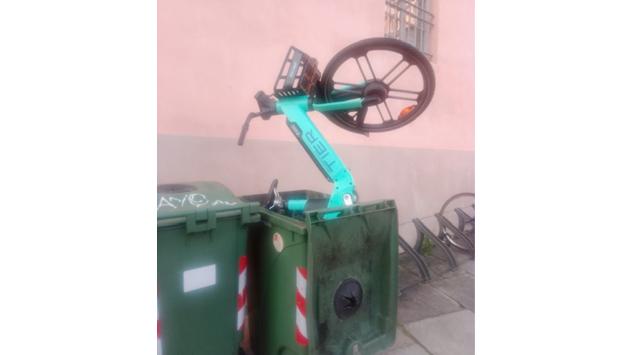 Bici nel bidone del vetro