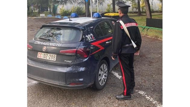 Lo minaccia e gli dà una testata dopo un diverbio stradale: denunciato dai carabinieri