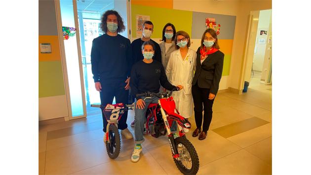 Vista in Day Hospital della pluricampionessa mondiale di motocross Kiara Fontanesi che grazie a due minimoto ha regalato un momento di felicità  ai giovani pazienti