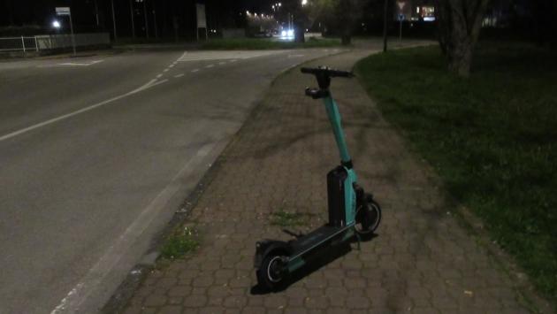 «Via Ximenes, un monopattino elettrico nel bel mezzo del marciapiede. E del disturbo»