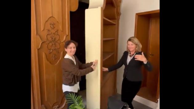 Scoperta a palazzo Grazioli la porta segreta di Berlusconi: “Un buon modo per far andar via gli ospiti in fretta?” - Video