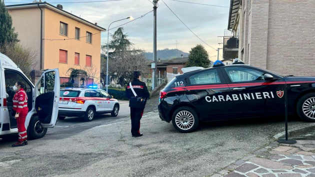 Boretto - Sorprende la moglie del suo amico con un altro, e li prende a calci e pugni: denunciato dai carabinieri