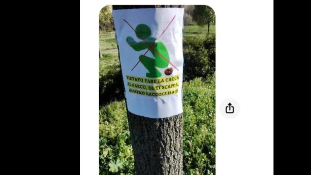 Via Milano, il parco diventa una toilette a cielo aperto: e qualche cittadino chiede... rispetto