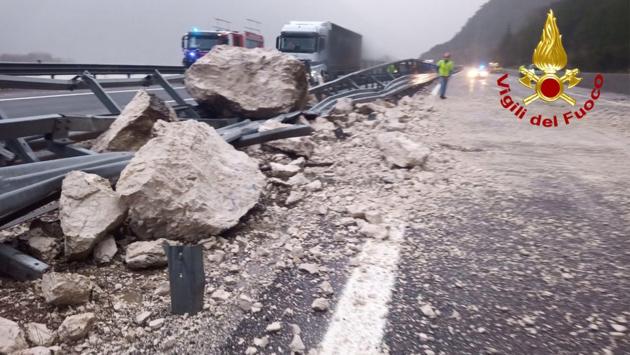 Friuli, cade una frana sull'A23: autostrada chiusa 