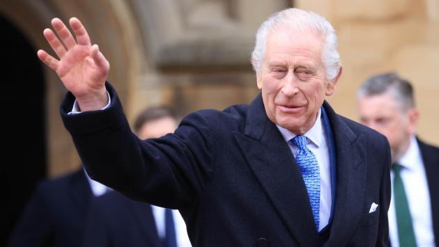 Re Carlo torna in pubblico, alla messa di Pasqua a Windsor (ma mancano William e Kate)