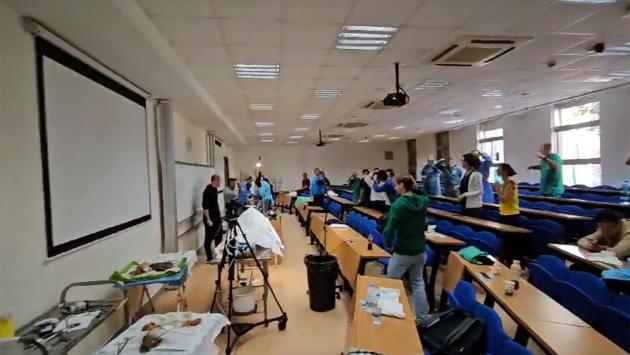 Medici ballano con Gioca Jouer di Cecchetto durante un'autopsia. Ora rischiano provvedimenti disciplinari