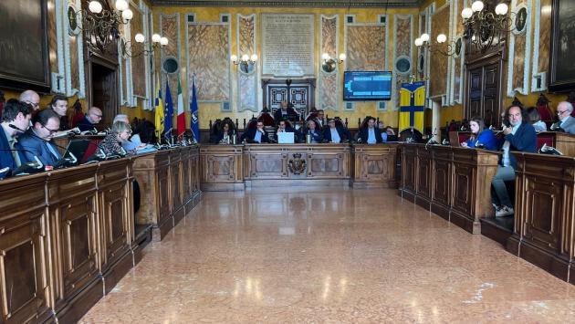 Il consiglio comunale  commemora Giovanni Paolo Bernini. I servizi pre-scuola saranno gestiti dal Comune.  Maggioranza divisa sui criteri di assegnazione degli alloggi Erp. Due di Effetto Parma votano