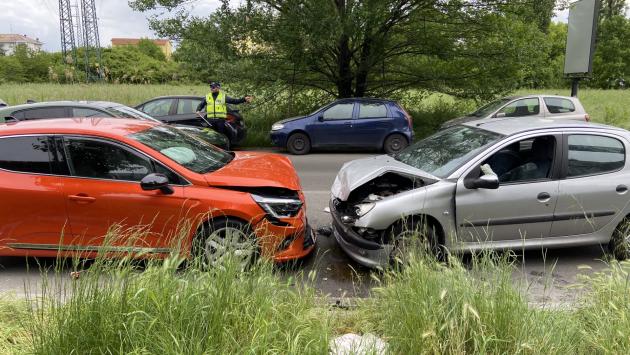 Via Europa nel caos, due incidenti (quasi contemporanei) sulla stessa strada: un'auto si ribalta e un frontale 