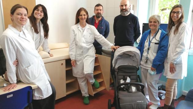Mattia e gli amici donano fasciatoio e passeggino per i piccoli della Neonatologia del Maggiore