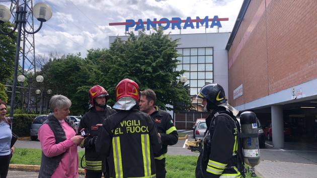 Incendio al Panorama, evacuato l'edificio: le fiamme partite dal controsoffitto, tutto l'interno invaso dal fumo