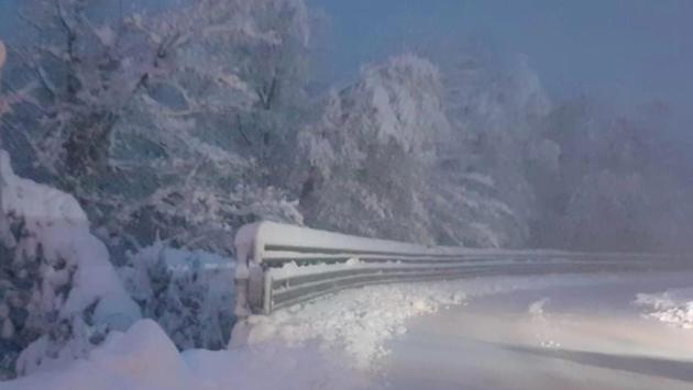 Auto bloccata nella neve al Passo dei Due Santi: coppia soccorsa all'alba 