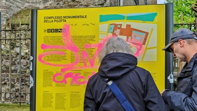 I vandali deturpano il cartellone informativo sul Complesso della Pilotta