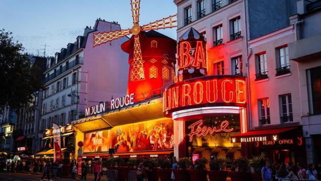 Parigi, cadute le pale del Moulin Rouge, nessun ferito 