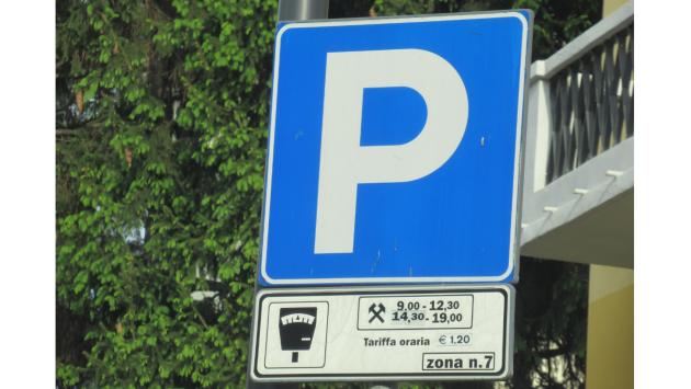 Parma: righe blu, dal 2 maggio addio alla gratuità nella «pausa pranzo» (12.30-14.30). Centinaia di segnali stradali da aggiornare