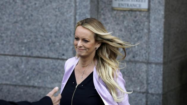 La ex pornostar Stormy Daniels conferma in aula: "Feci sesso con Donald Trump"