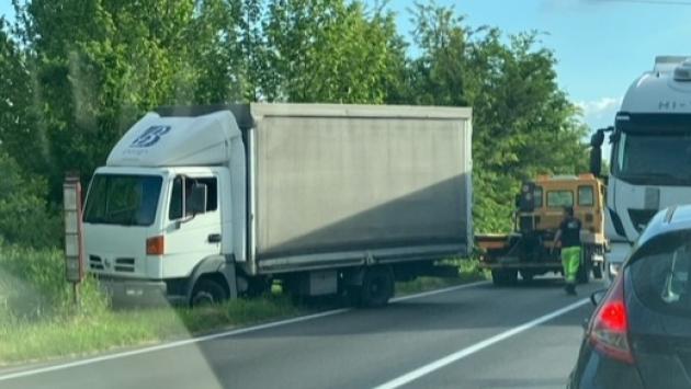 Camioncino fuori strada in via Mantova: molte code per le operazioni di soccorso
