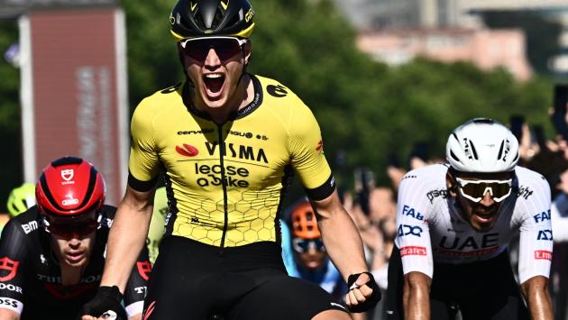 Giro d'Italia: Kooij vince in volata la nona tappa. Pogacar resta in rosa