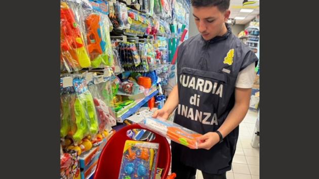 Sequestrati 884 giocattoli da spiaggia non conformi ai requisiti di sicurezza