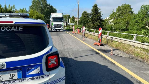 Camion in avaria, chiuso il ponte di Castellina 