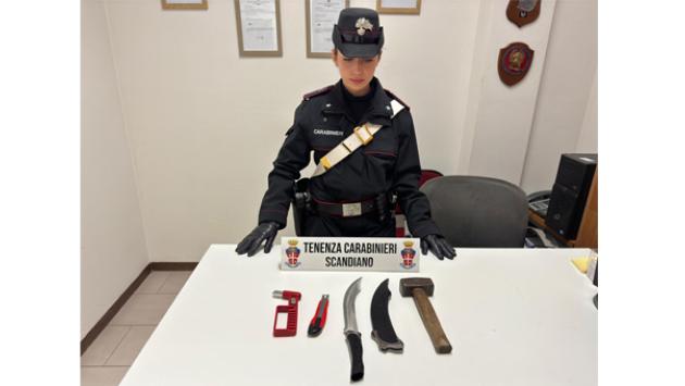 Scandiano: nello zaino coltello, romp vetro, martello e taglierino: minorenne denunciato dai dai carabinieri