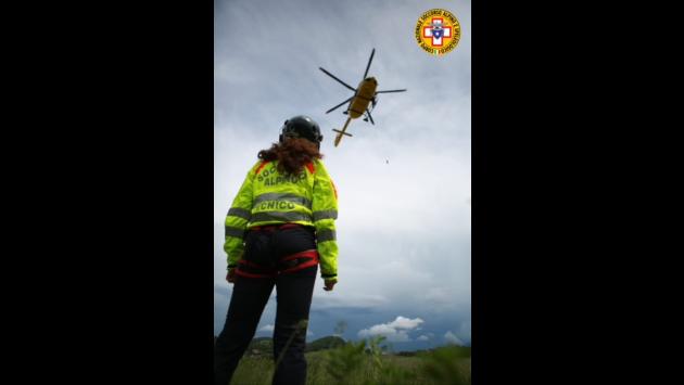 Motociclista precipita in una scarpata nel Piacentino: è grave