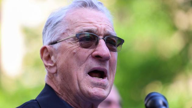 Robert De Niro attacca Trump fuori dal tribunale dove si svolge il processo al tycoon: "E' colpevole. Deve andare in galera"