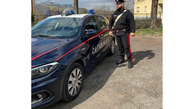 Sorprese nei pressi di centri commerciali con borse abilmente modificate