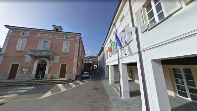 La sede del municipio Domani mercato tutto il giorno e musica dal vivo con le band