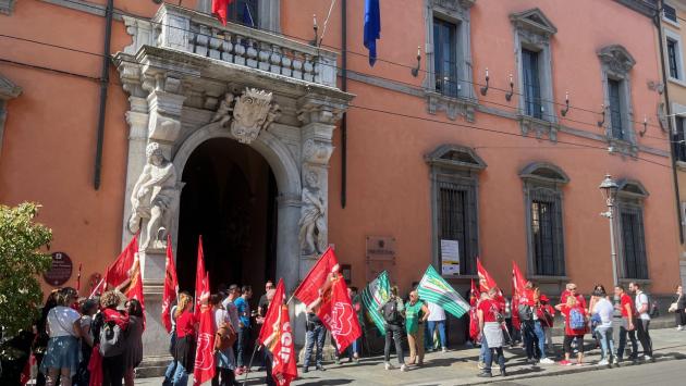Vertenza della ristorazione collettiva: presidio in via Repubblica davanti alla prefettura 