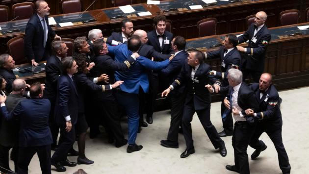Rissa alla Camera: aggredito Donno (M5S). Il deputato cade e si sente male, esce in carrozzina