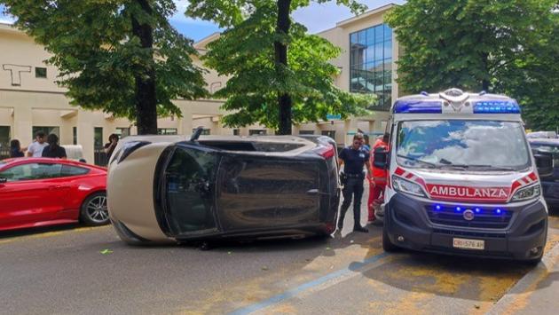 Auto ribaltata in via Kennedy: un ferito, strada chiusa