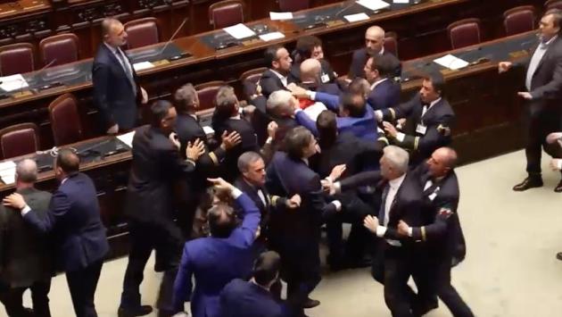 Quella rissa in parlamento è una ferita alla democrazia