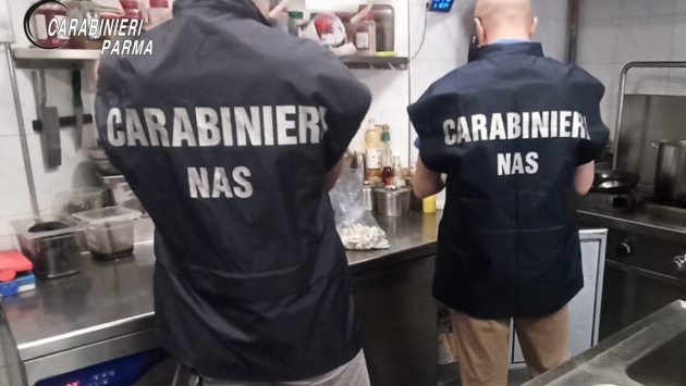 Carenze igieniche in un locale a Montechiarugolo, 5mila euro di multa e 30 chili di carne sequestrati