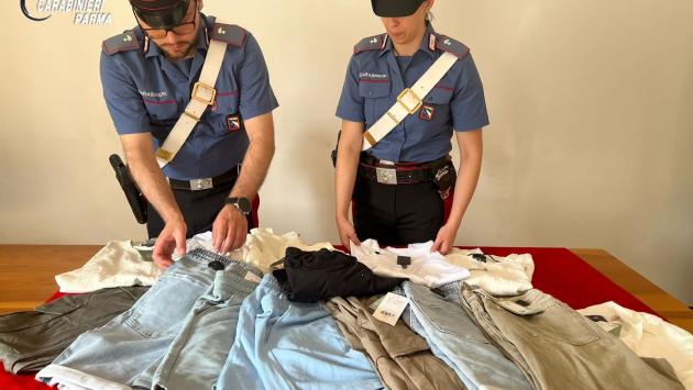 Fermato al parco Ducale con uno  zaino pieno di capi d'abbigliamento ancora con l'antitaccheggio: denunciato