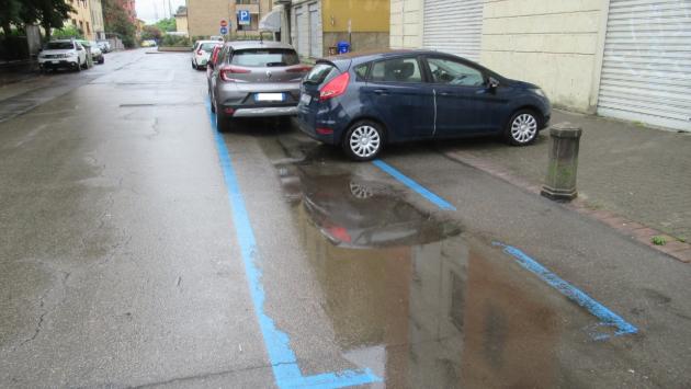 Via Sassari, quel parcheggio di traverso dentro e fuori le righe (blu)