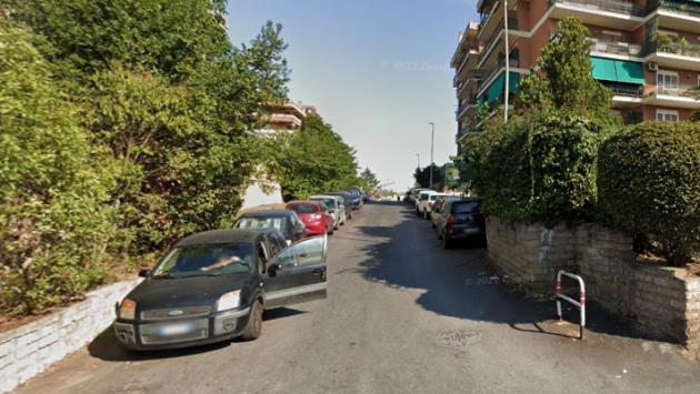 Omicidio a Roma, donna uccisa a colpi di pistola in strada. Killer in fuga su un'auto 