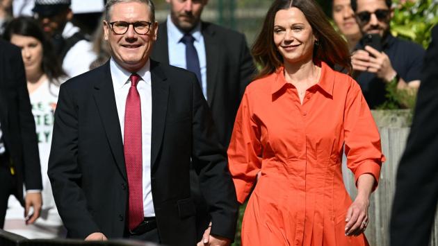 Gran Bretagna, gli exit poll danno una larghissima maggioranza al Labour di Starmer: 410 seggi. Batosta per i conservatori di Sunak (131 seggi)