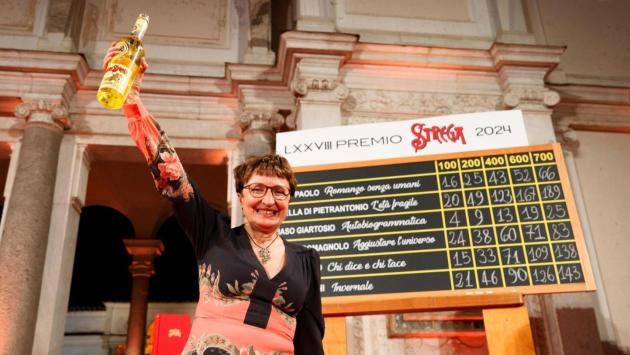 Donatella Di Petrantonio vince il Premio Strega con "L'età fragile"