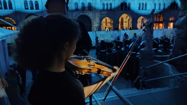 Trovano un violino nei rifiuti (mezzo rotto): è uno strumento del '700 
