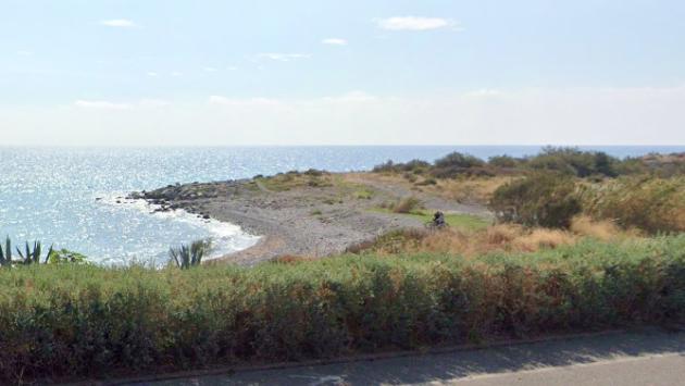Il vento lo fa sbattere sugli scogli, muore un kitesurfer a Imperia