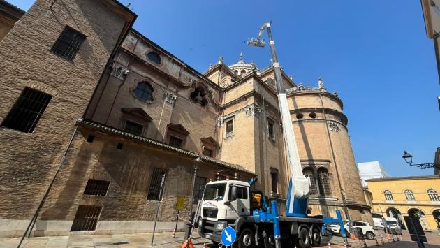Operai sul tetto della Steccata: turisti scatenati 