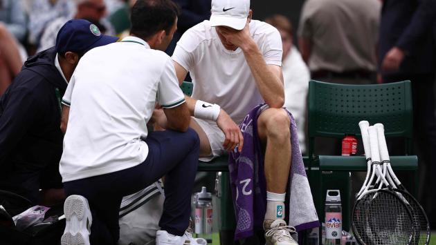 Sinner eliminato: dopo un malore perde in 5 set con Medvedev