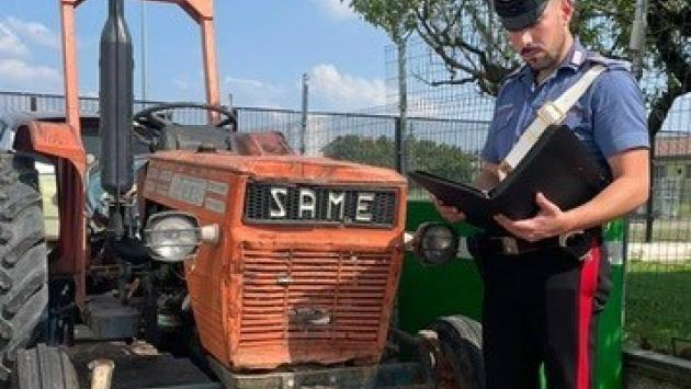 Rubano un vecchio trattore a Colorno ma gli agricoltori della zona lanciano l'allarme: i carabinieri lo recuperano a Copermio 