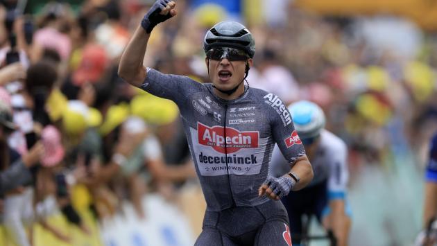Secondo successo per Philipsen che vince la tredicesima tappa. Pogacar resta in maglia gialla