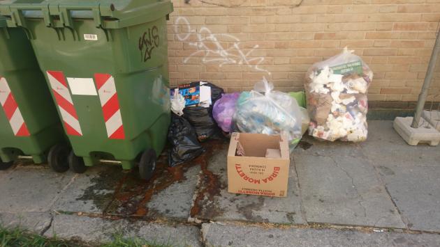 Borgo Retto: il bidone del vetro "assaltato" da altri rifuti