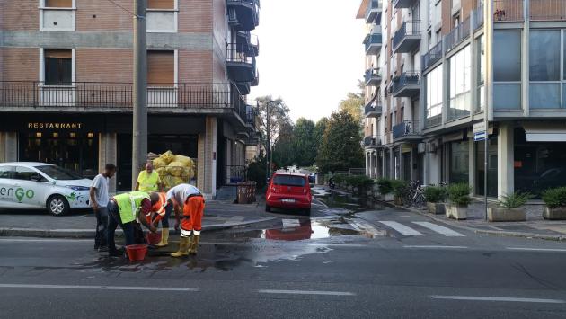 Arco di San Lazzaro, si rompe un tubo: strada allagata, tecnici al lavoro