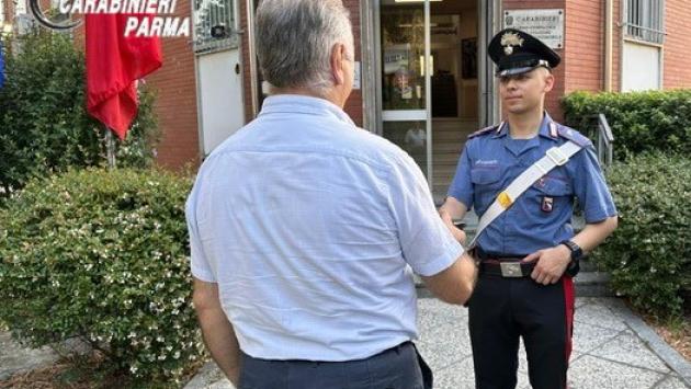 Fidenza: una donna trova un portafogli pieno di soldi, i carabinieri rintracciano il proprietario e lo restituiscono.