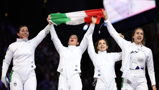 Straordinaria impresa nella spada: azzurre d'oro in rimonta contro le padrone di casa. Storico bronzo di Paltrinieri. Argento per le azzurre nella ginnastica artistica