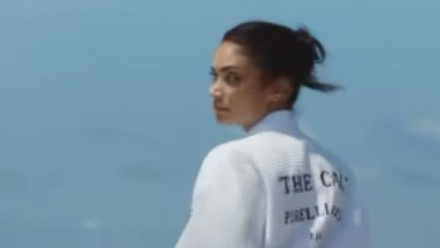 Elodie protagonista del calendario Pirelli 2025